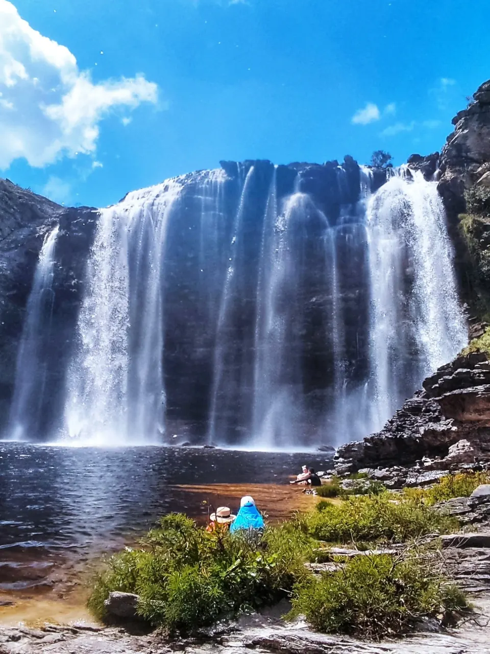Cachoeira do Bicame, com a queda d'água de 30 metros e o poço amplo na base