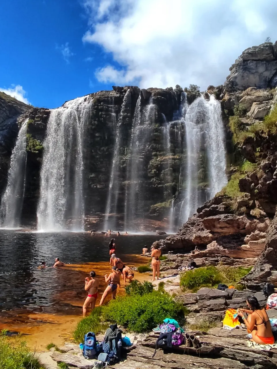 Queda completa da Cachoeira do Bicame e o poço amplo na base, com banhistas