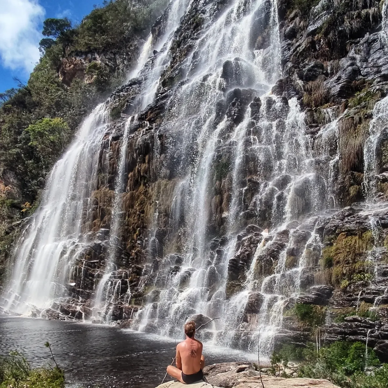 Cachoeira do Lajeado, com queda completa e poço em Lapinha da Serra