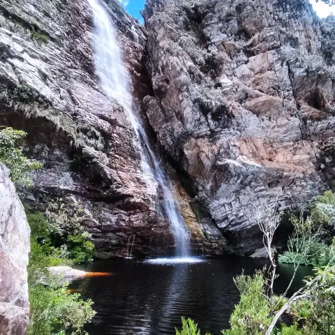 Cachoeira do Rapel, com queda e poço amplo, em Lapinha da Serra