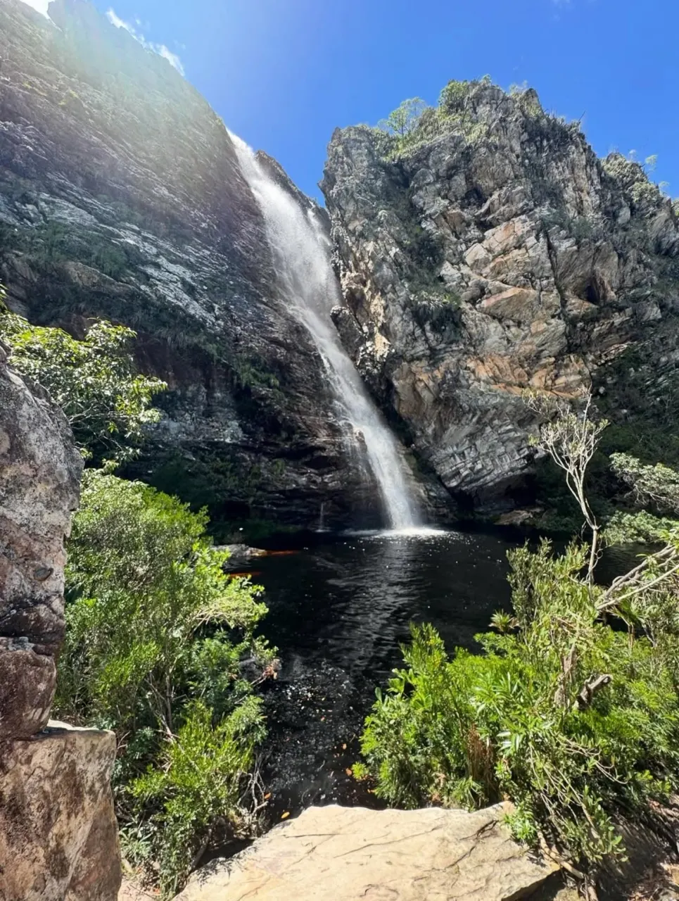 Cachoeira do Rapel, com queda de cerca de 40 metros e poço amplo em Lapinha da Serra