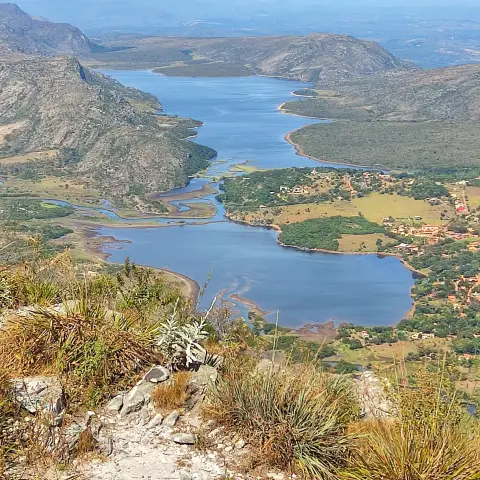 Vista do Pico da Lapinha com a represa ao fundo