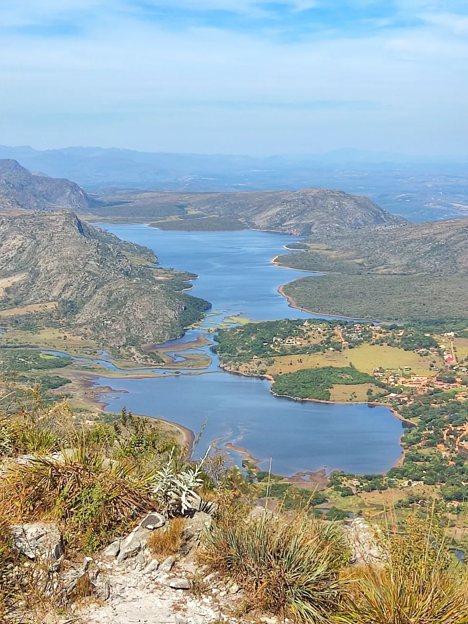 Vista panorâmica do cume do Pico da Lapinha sobre a represa e o vilarejo