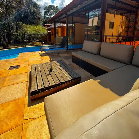 Área da piscina da Pousada OPICODOCIPO com espreguiçadeiras