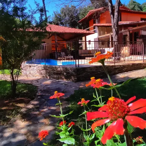 Casa sede da Pousada OPICODOCIPO cercada de natureza