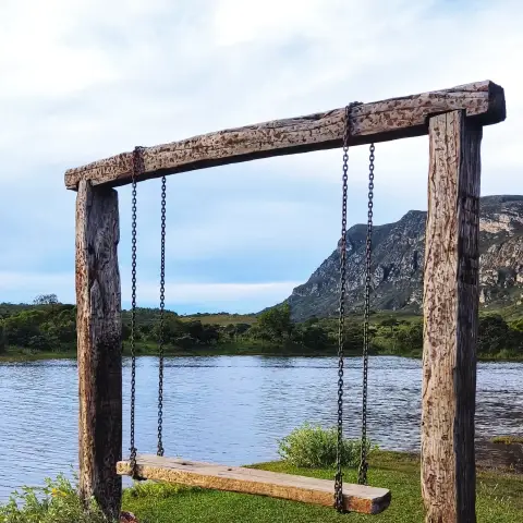 Balanço à beira da represa de Lapinha da Serra