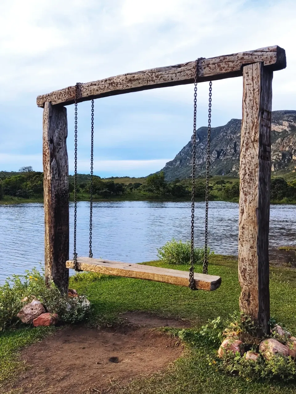 Balanço à beira da represa de Lapinha da Serra, com a serra ao fundo