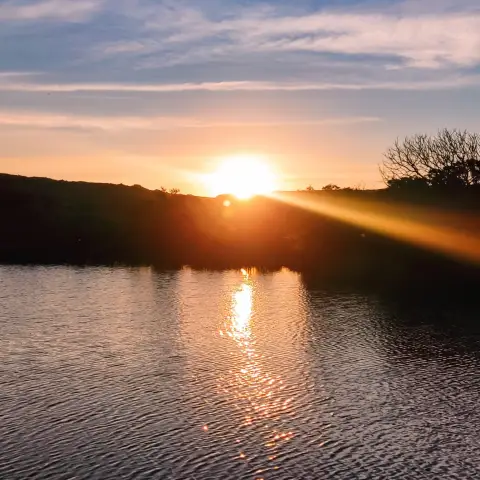 Represa de Lapinha da Serra cercada de natureza