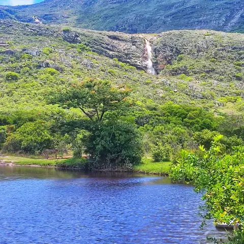 Represa de Lapinha da Serra com a Serra do Espinhaço ao fundo
