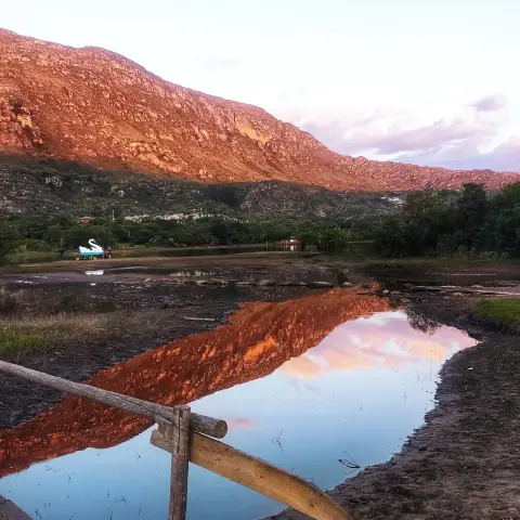 Represa de Lapinha da Serra com a Serra do Espinhaço ao fundo
