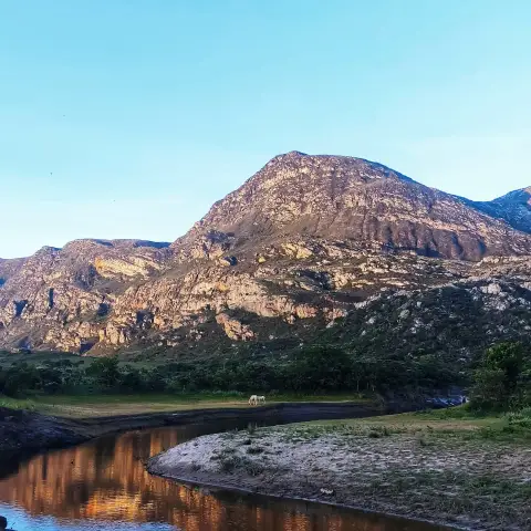 Represa de Lapinha da Serra com a Serra do Espinhaço ao fundo