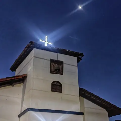 Igreja do vilarejo de Lapinha da Serra à noite