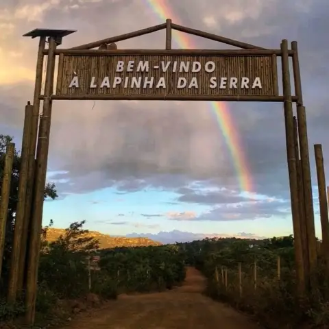 Placa de boas-vindas na entrada de Lapinha da Serra