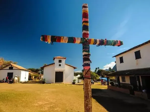 Centro do vilarejo de Lapinha da Serra, com igreja e casario