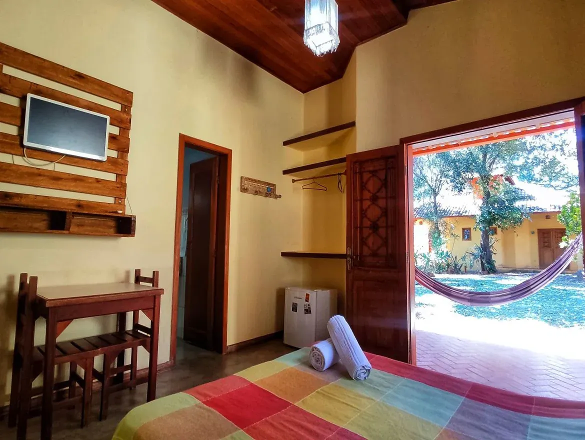 Apartamento Duplo da Pousada OPICODOCIPO, com varanda e vista para o jardim