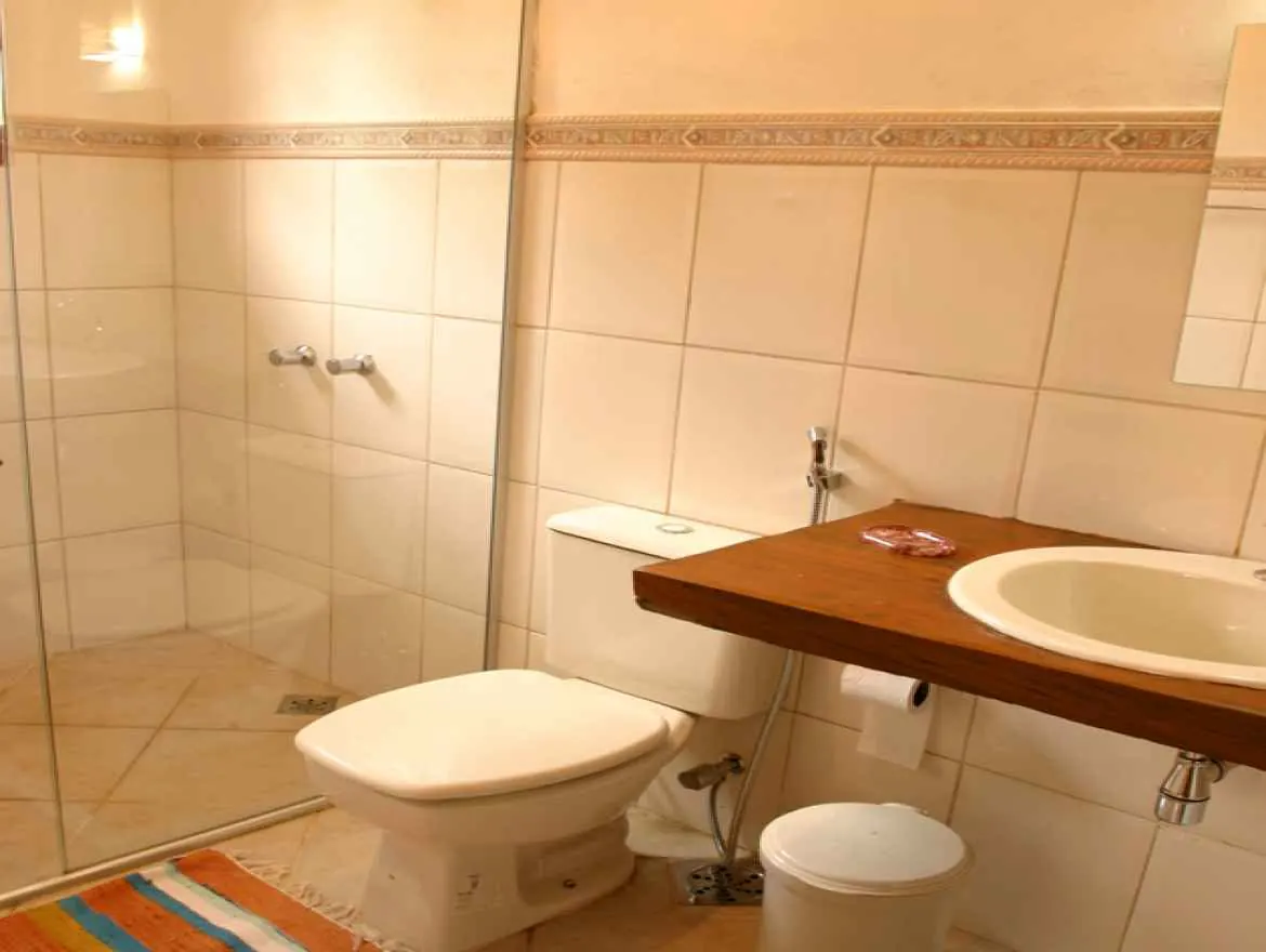 Banheiro privativo do Apartamento Duplo da Pousada OPICODOCIPO