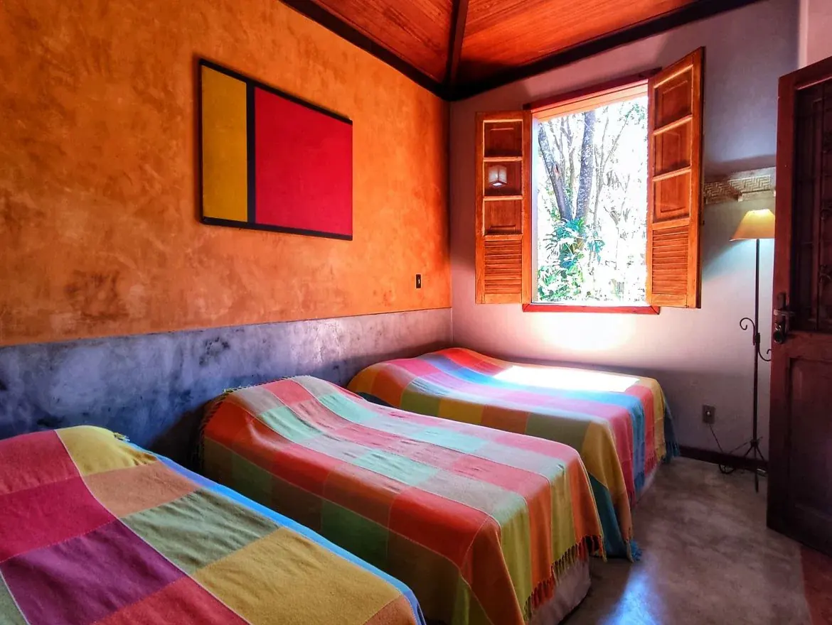 Armário, frigobar e TV do Apartamento Quádruplo da Pousada OPICODOCIPO