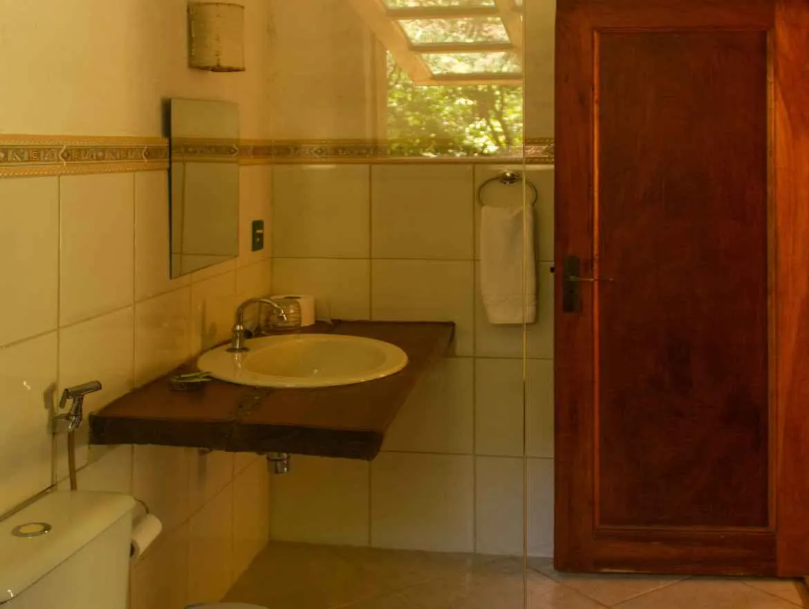 Banheiro privativo do Apartamento Triplo da Pousada OPICODOCIPO
