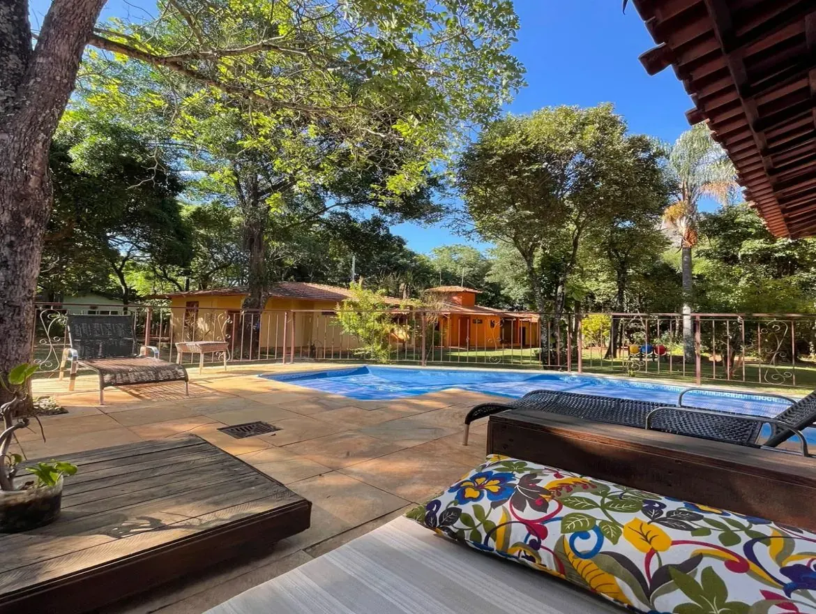 Área de estar ao lado da piscina da Pousada OPICODOCIPO