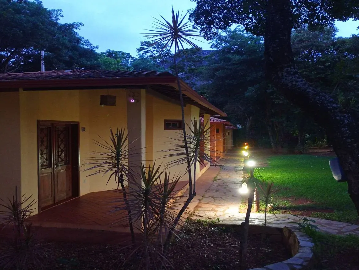 Entardecer na Pousada OPICODOCIPO, com o jardim iluminado