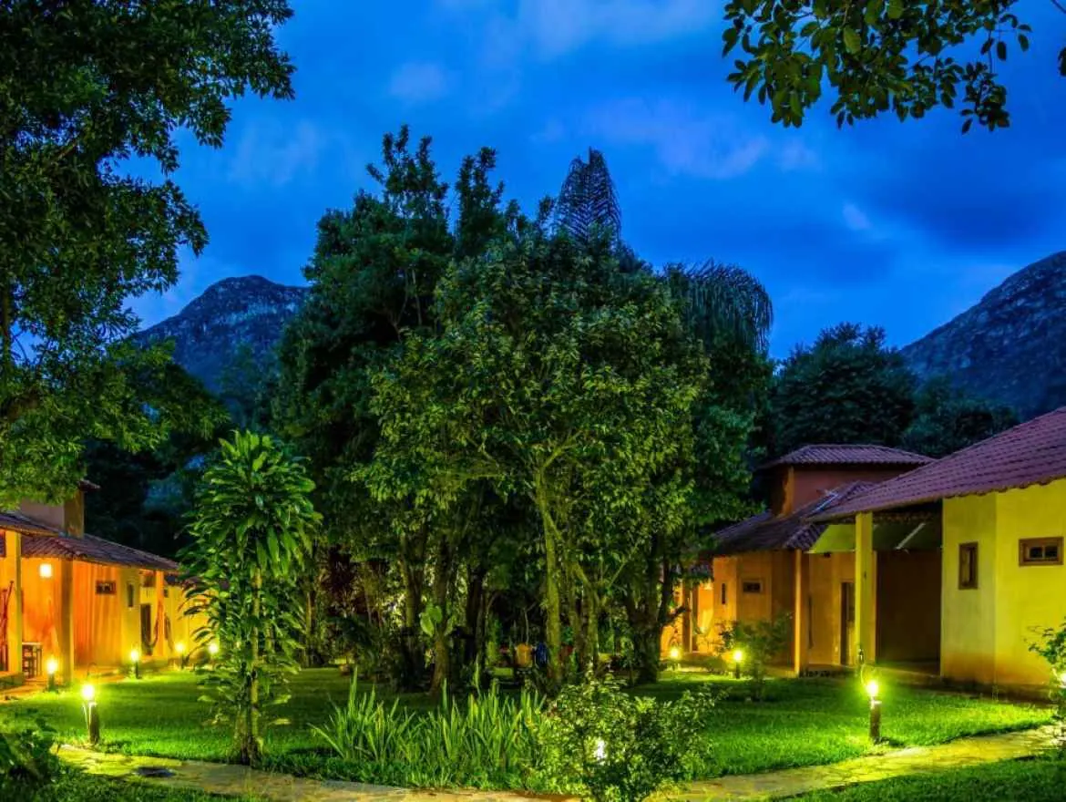 Pousada OPICODOCIPO ao entardecer, com a Serra do Espinhaço ao fundo