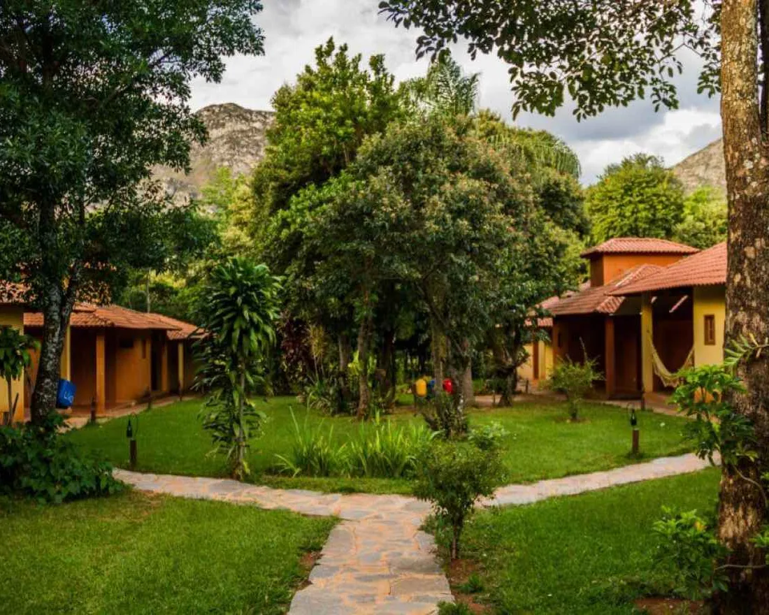 Jardim da Pousada OPICODOCIPO com apartamentos térreos em Lapinha da Serra