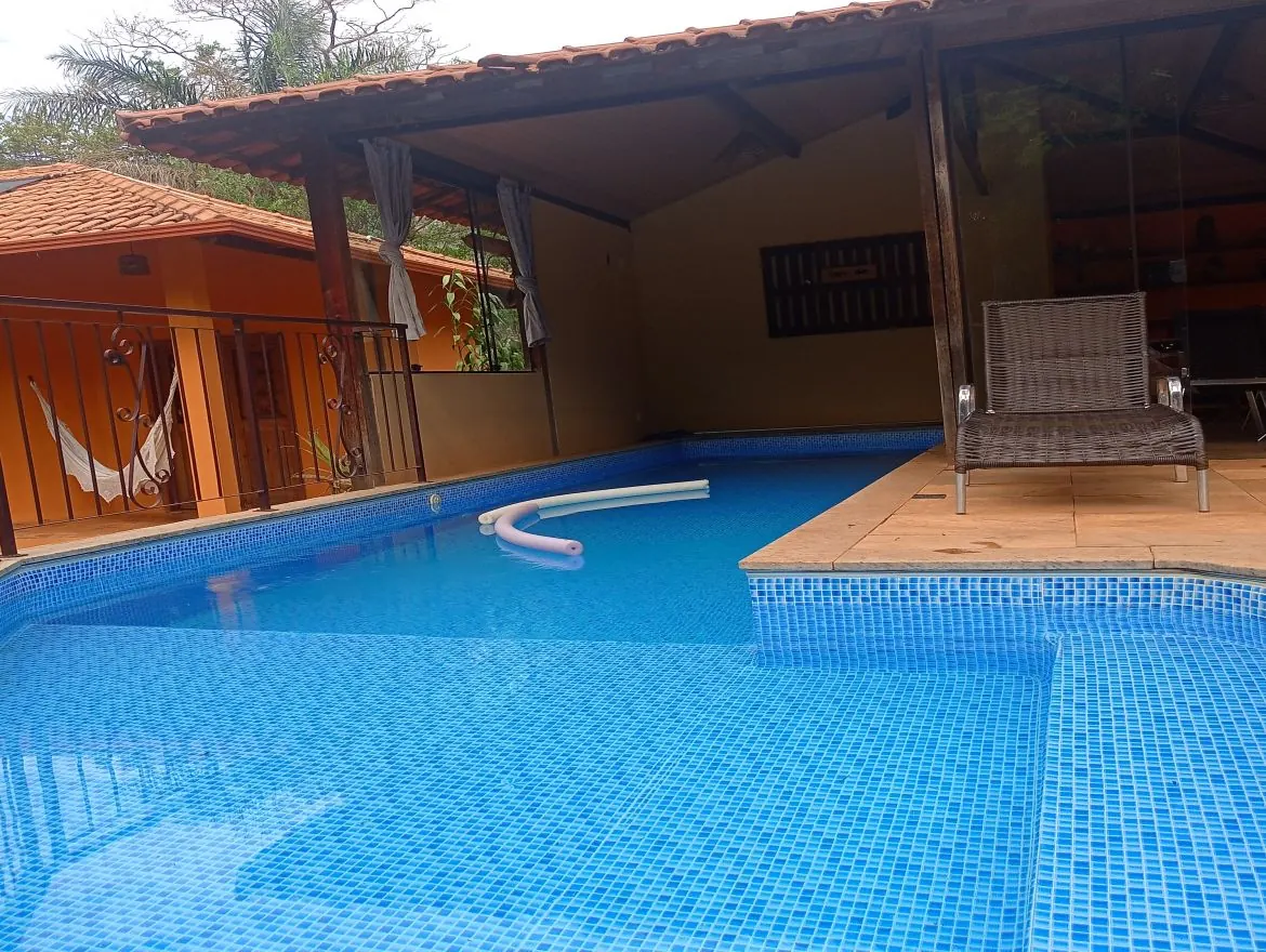 Piscina aquecida e parcialmente coberta da Pousada OPICODOCIPO