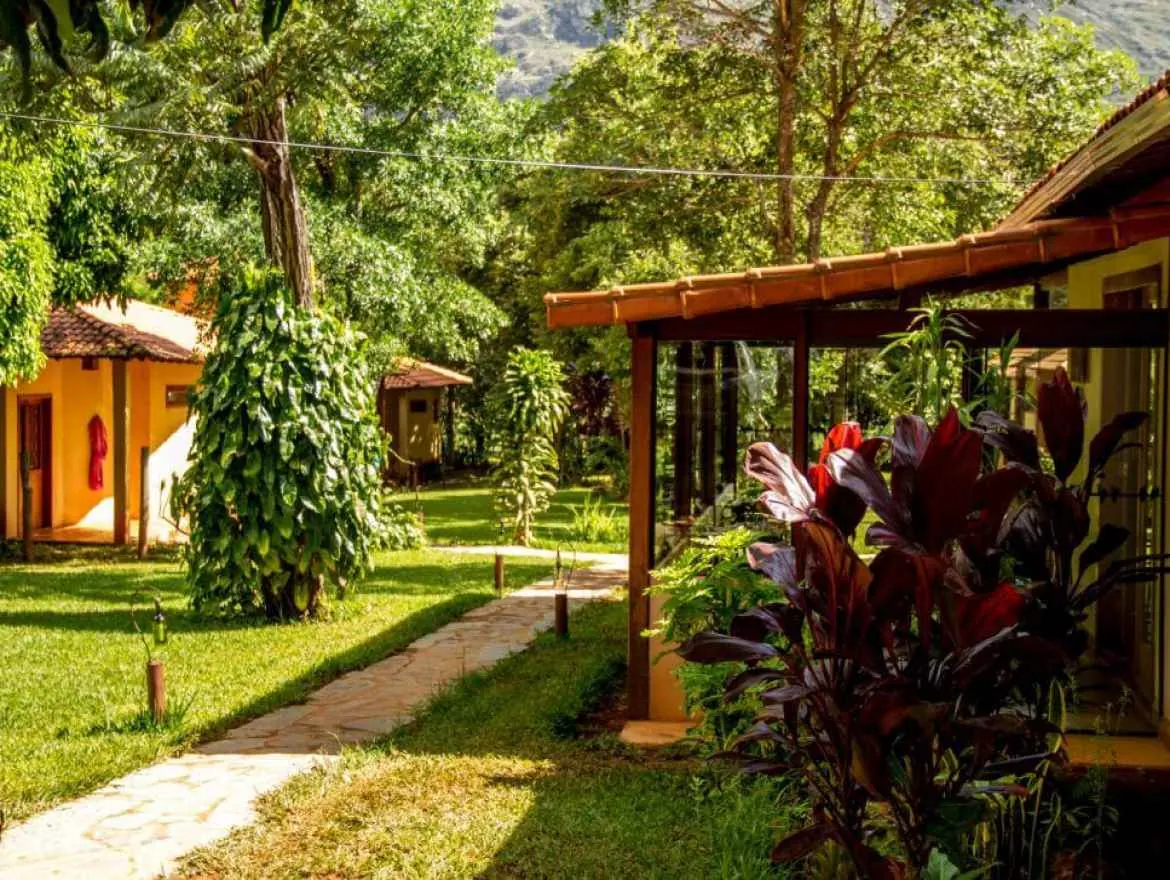 Caminho entre os apartamentos da Pousada OPICODOCIPO